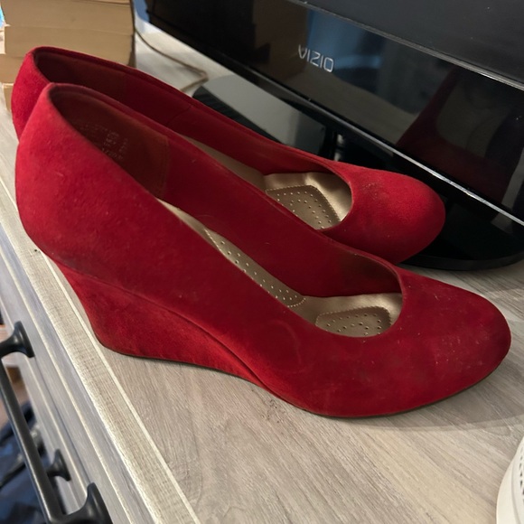 Easy Street Women's Vibrant Red Heels - Picture 3 of 6